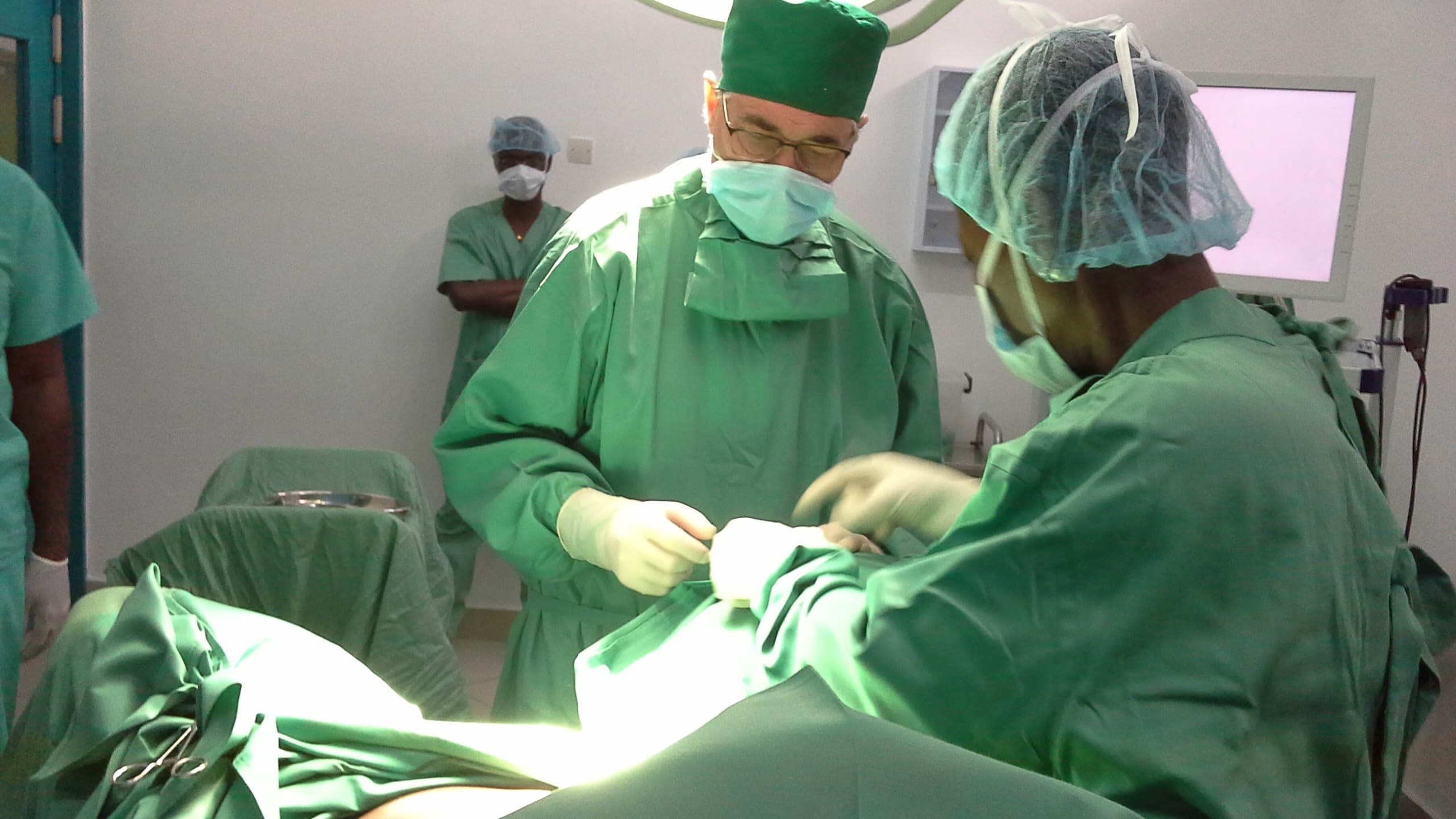Dr Manket-Kouassi et Pr Jean-Louis Benifla au bloc opératoire de la Clinique Notre Dame de la Tendresse