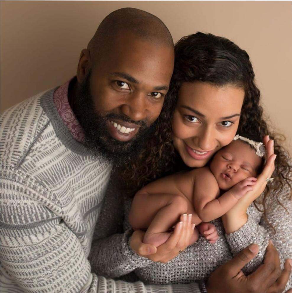 Famille heureuse avec leur nouveau-né — l'aboutissement du parcours de fertilité à la Clinique Notre Dame de la Tendresse
