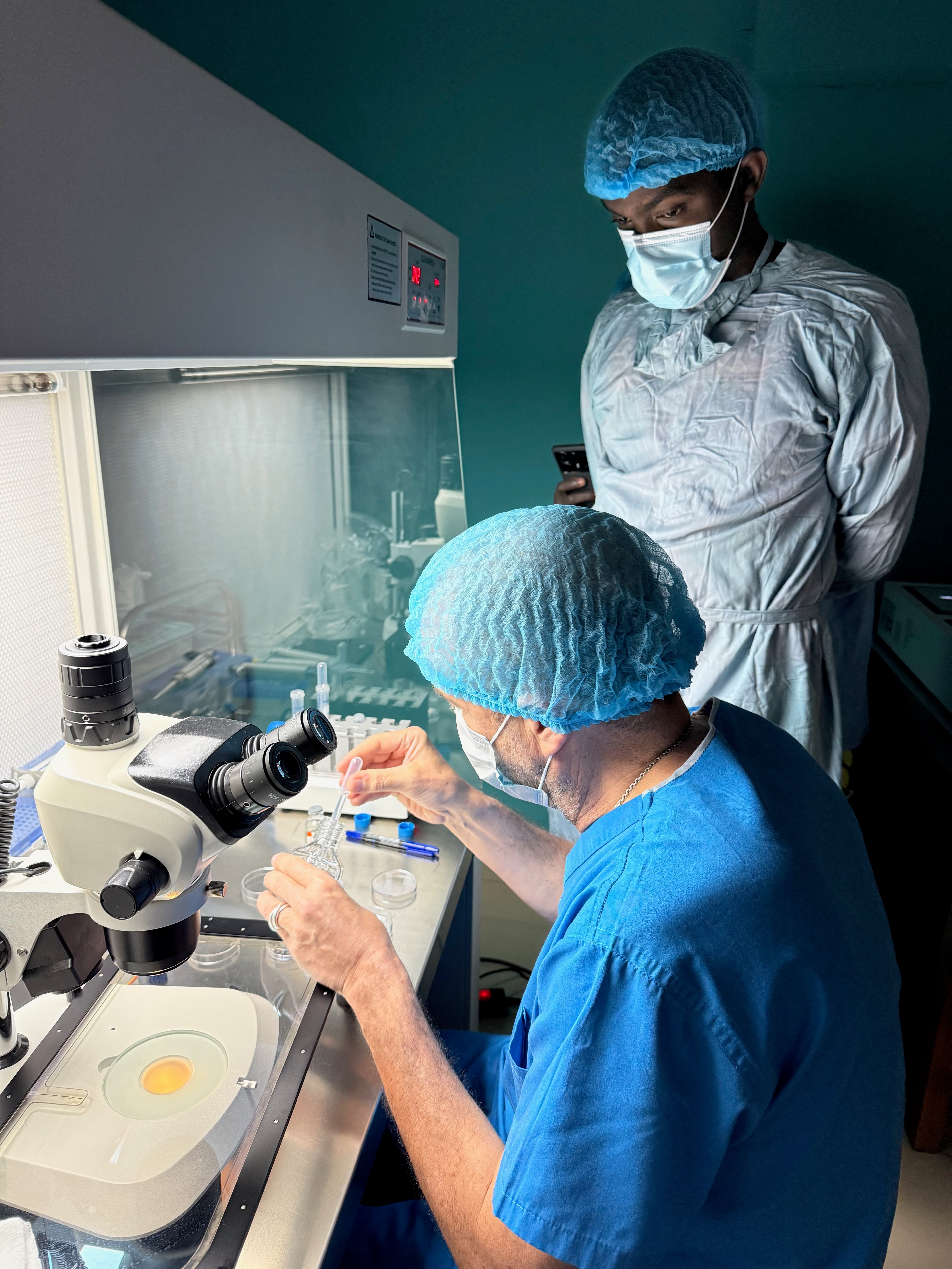 Dr Christophe Sifer au laboratoire d'embryologie de la Clinique Notre Dame de la Tendresse à Abidjan